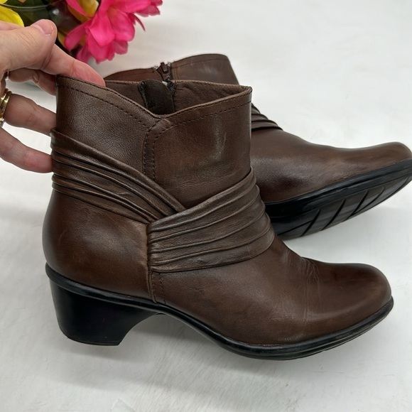 Clarks Bendables Brown Leather Ankle Boots Size 6.5 MCA5140 - Picture 1 of 8